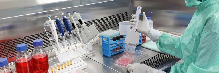 Molekularbiologe im Labor Molekularbiologe im Labor