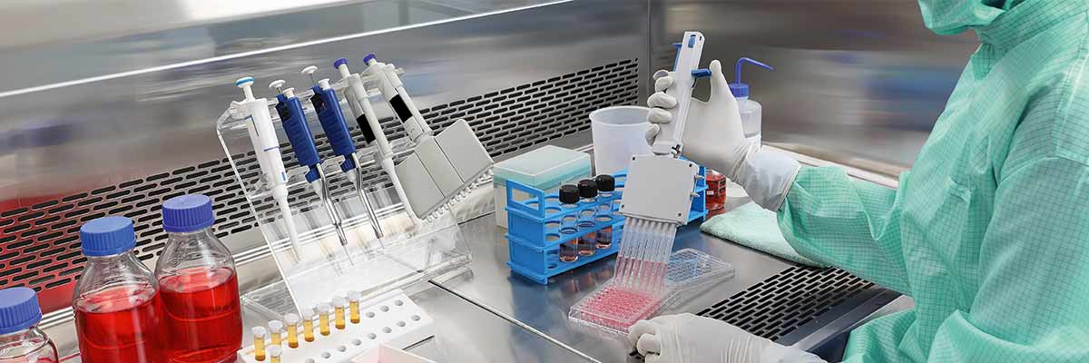 Molekularbiologe im Labor