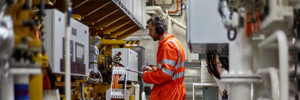 Schiffsmechaniker im Maschinenraum